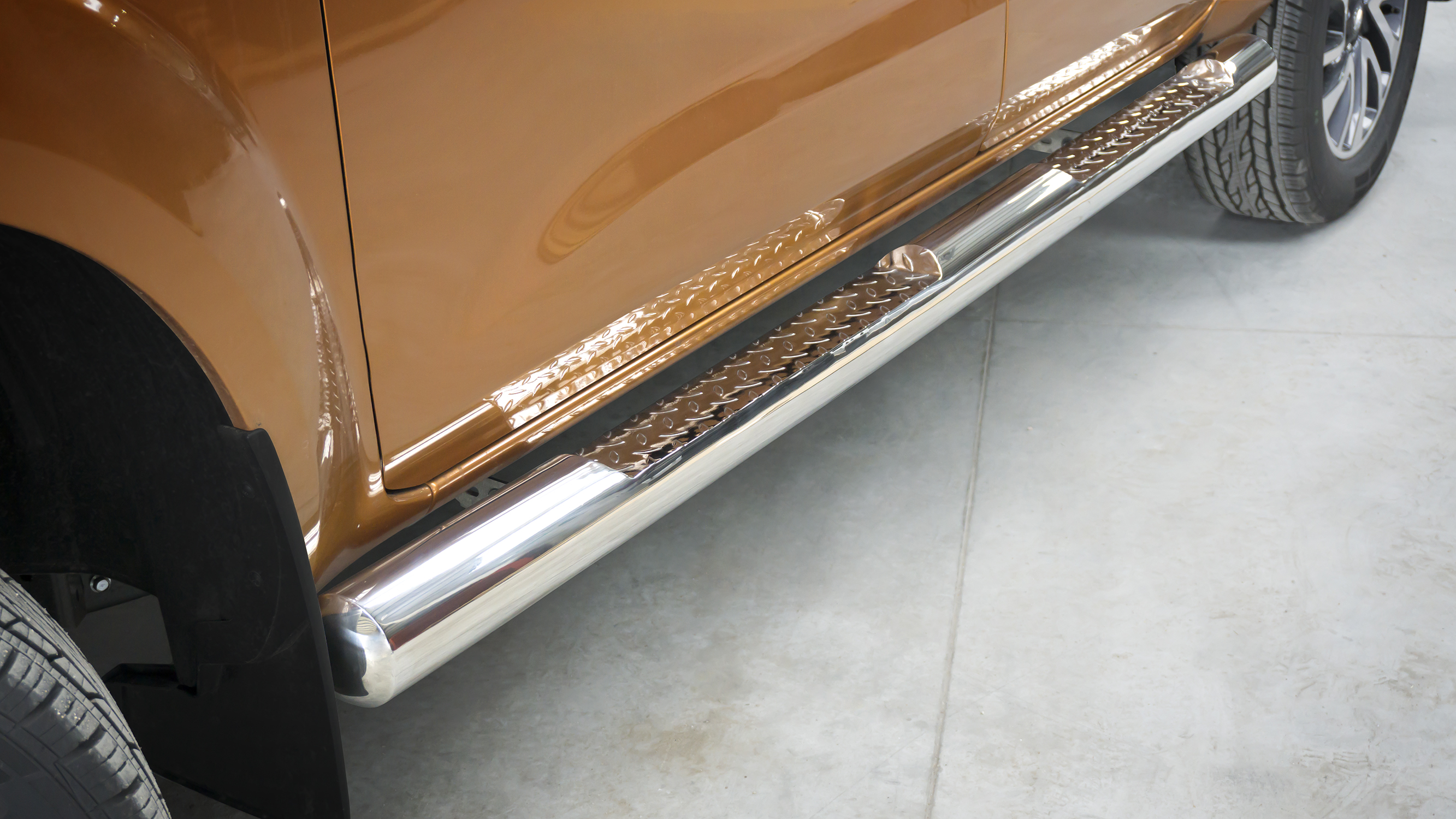 Seitenschwellerrohre Edelstahl mit Tritt - Nissan Navara NP300 2015- 70mm
